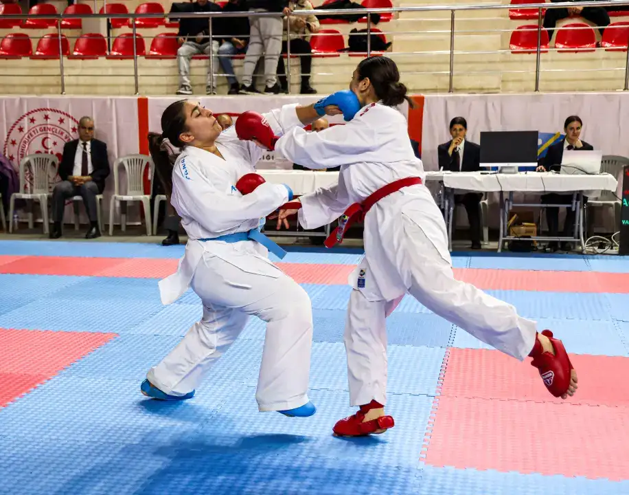 universiteler-arasi-karate-turkiye-sampiyonasi-burdurda-basladi