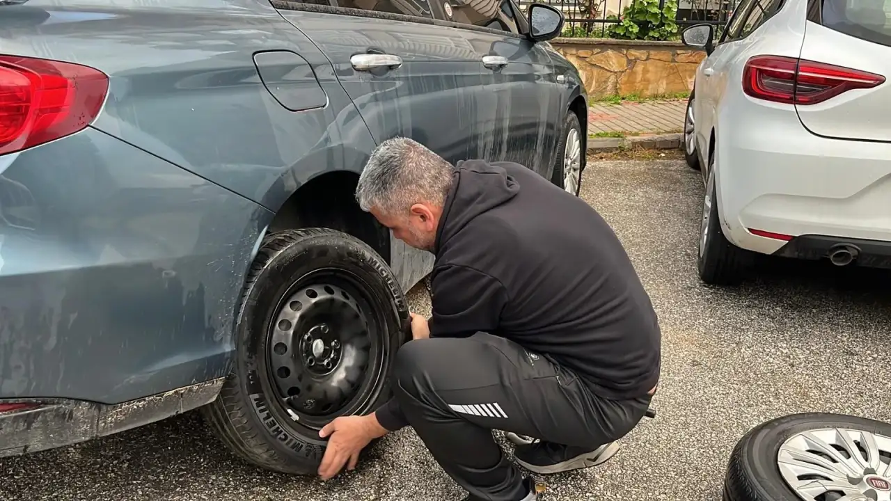 alanyada-11-aracin-lastigini-kestiler-parcaladilar-hirsizlik-yaptilar