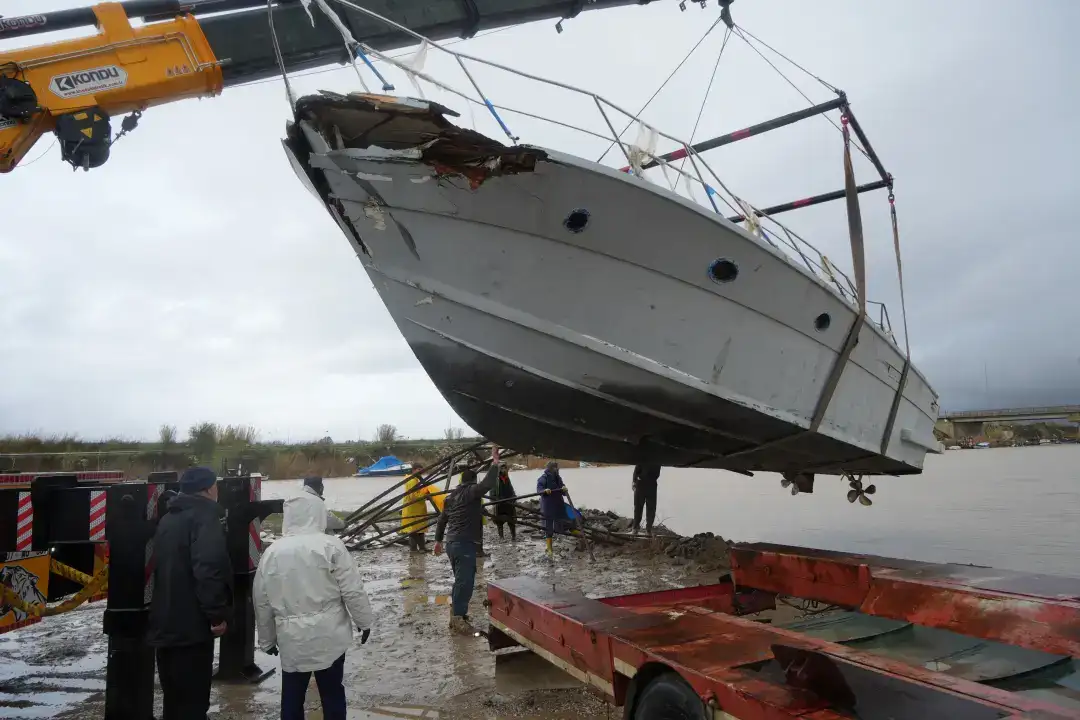 antalyada-hortum-aksu-cayindaki-tekneler-hasar-gordu