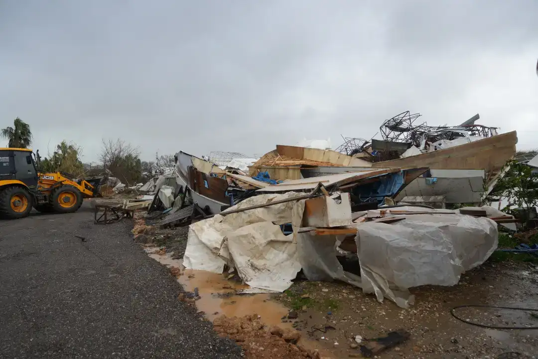 antalyada-hortum-aksu-cayindaki-tekneler-hasar-gordu