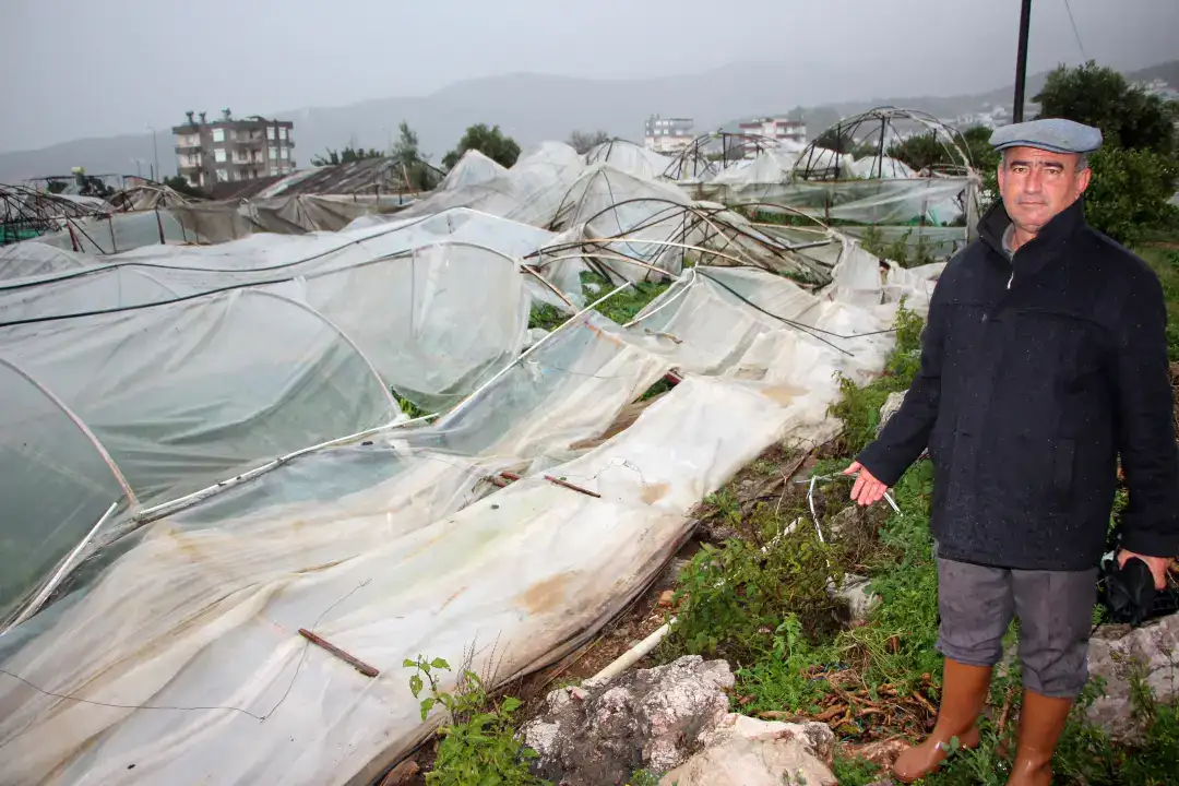 antalyada-hortum-ve-saganak-tarimi-vurdu