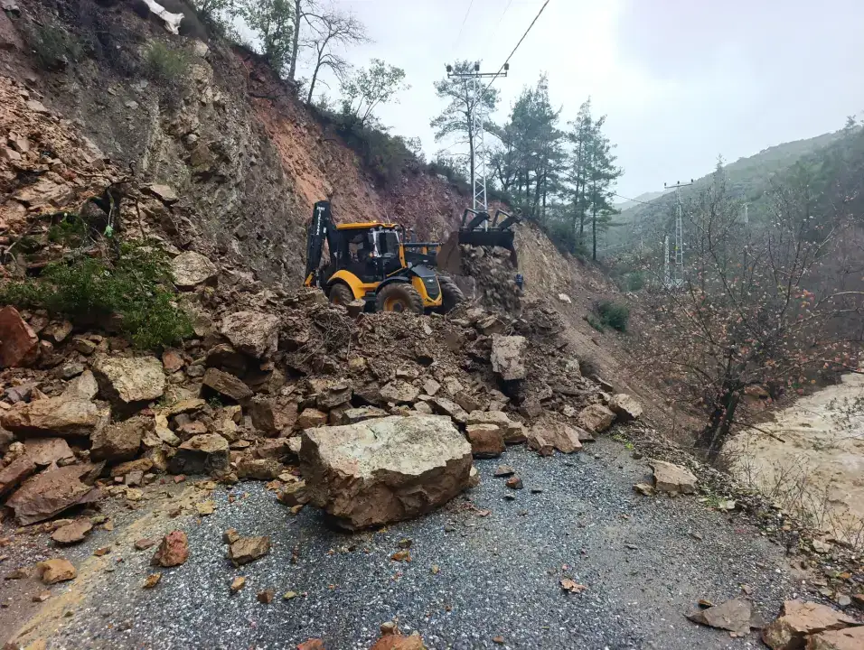 antalyada-yagis-sonrasi-yol-calismalarina-baslandi