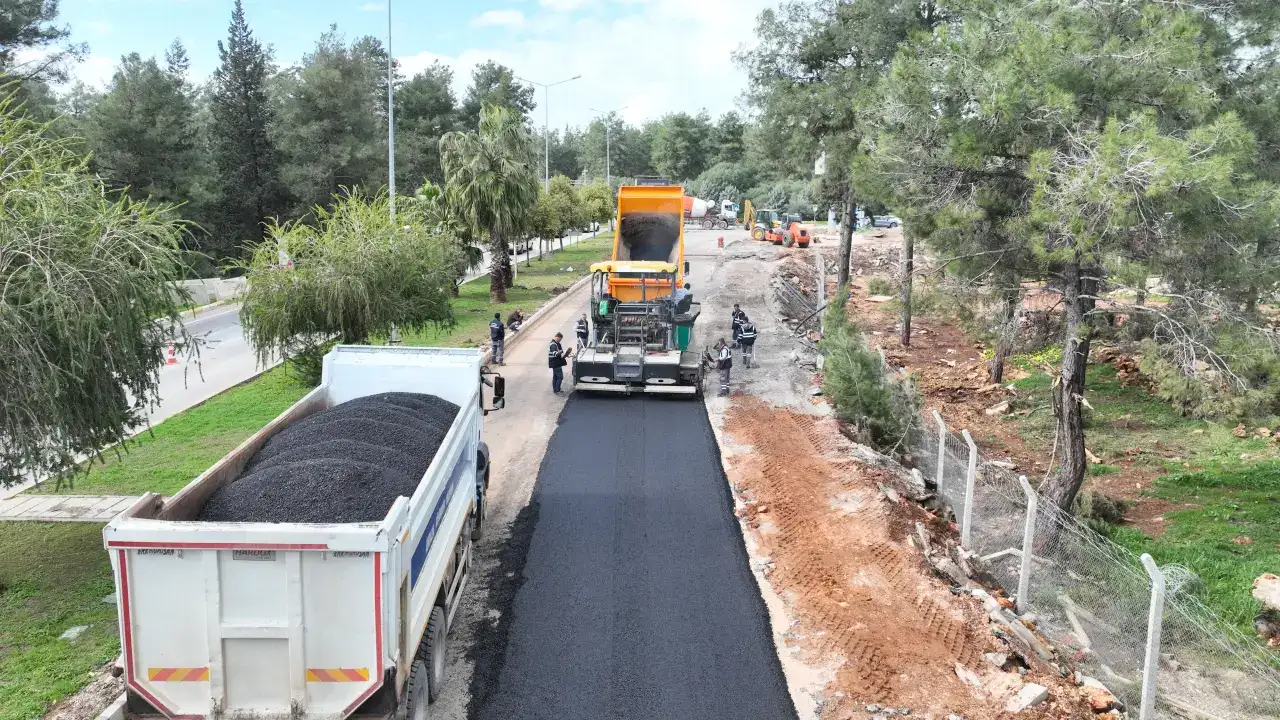 antalyada-yagis-sonrasi-yol-calismalarina-baslandi