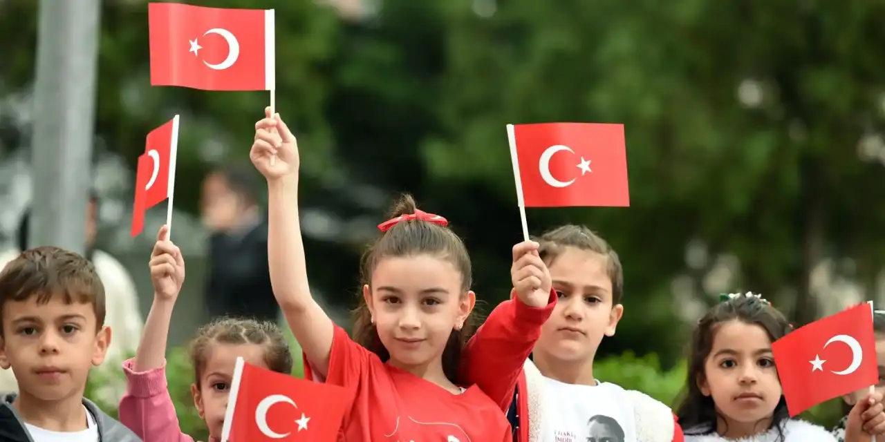18-milyon-ogrenci-ders-basi-yapiyor-antalyada-okullar-turk-bayraklariyla-donatilacak