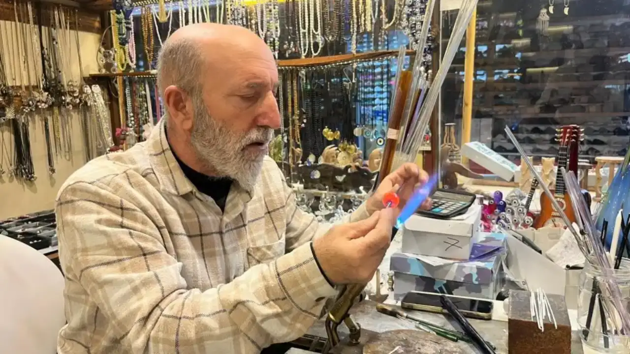 alanyali-usta-dunyaya-aciliyor-cami-nefesiyle-canlandiriyor