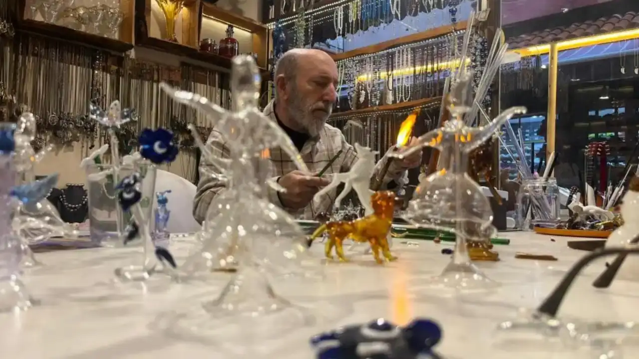 alanyali-usta-dunyaya-aciliyor-cami-nefesiyle-canlandiriyor