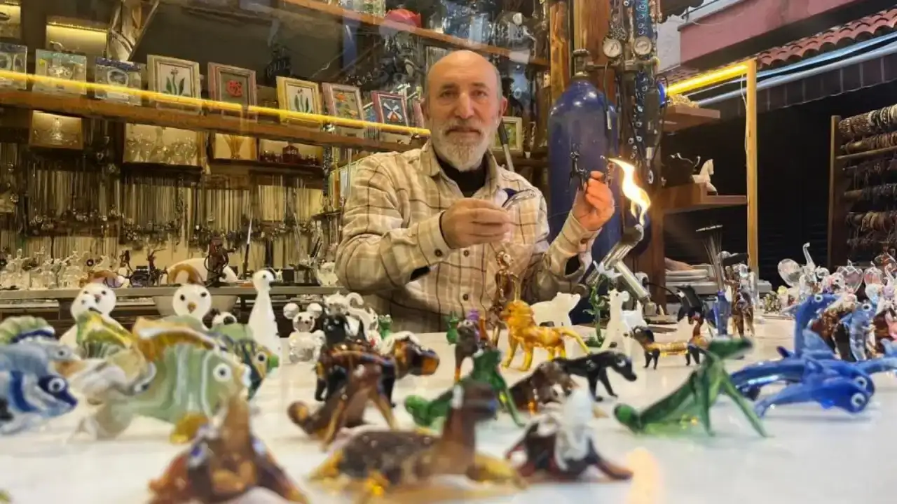 alanyali-usta-dunyaya-aciliyor-cami-nefesiyle-canlandiriyor