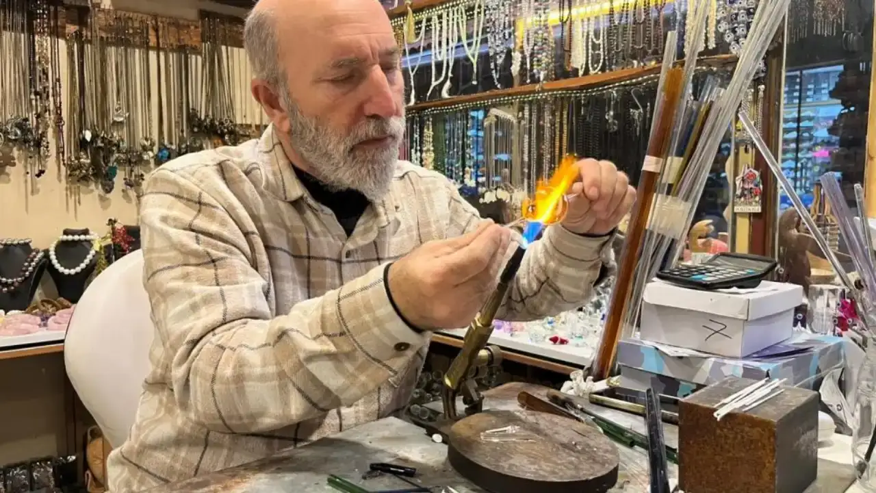 alanyali-usta-dunyaya-aciliyor-cami-nefesiyle-canlandiriyor