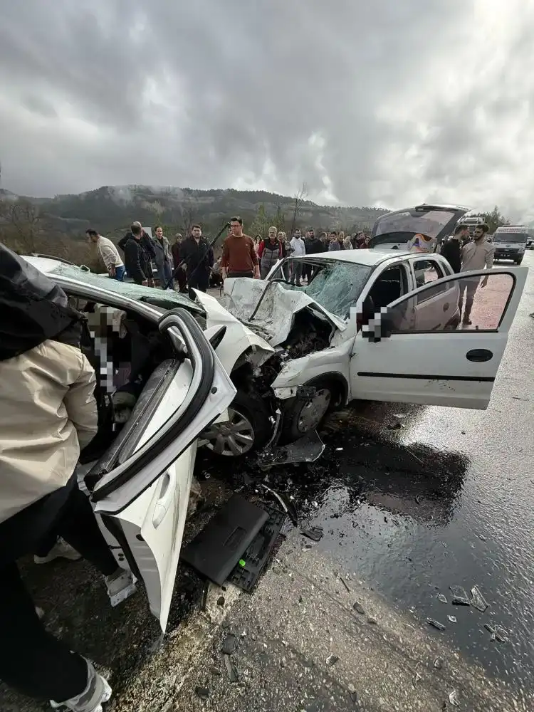 antalyaisparta-karayolunda-iki-otomobil-kafa-kafaya-carpisti-6-olu-6-yarali