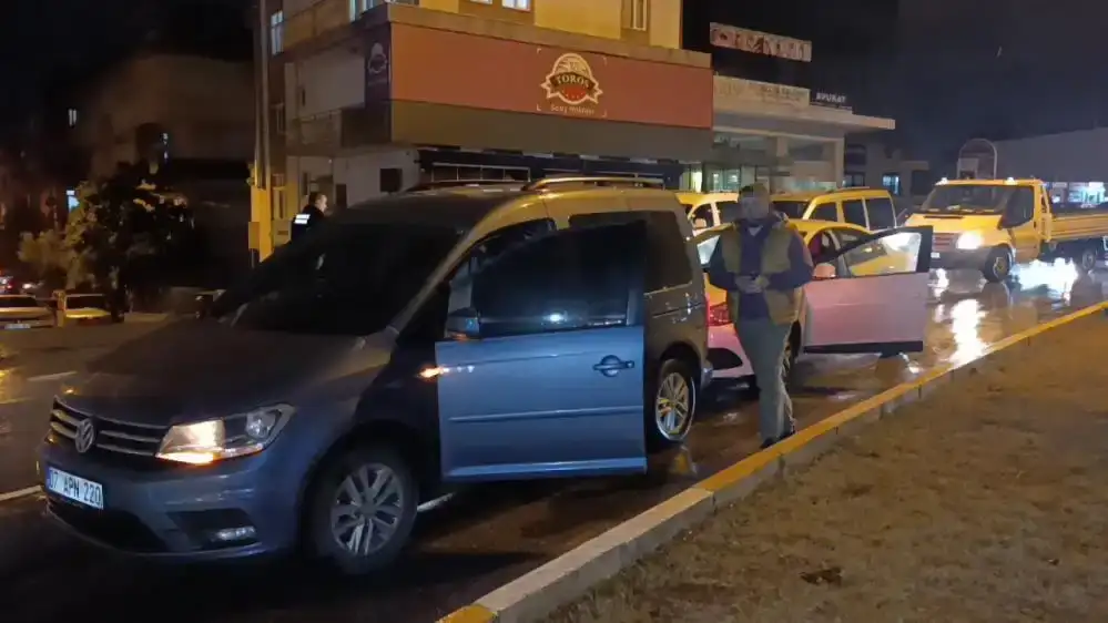 manavgatta-kirmizi-isikta-bekleyen-araca-carpti-ehliyetsiz-surucu-cezadan-kacamadi