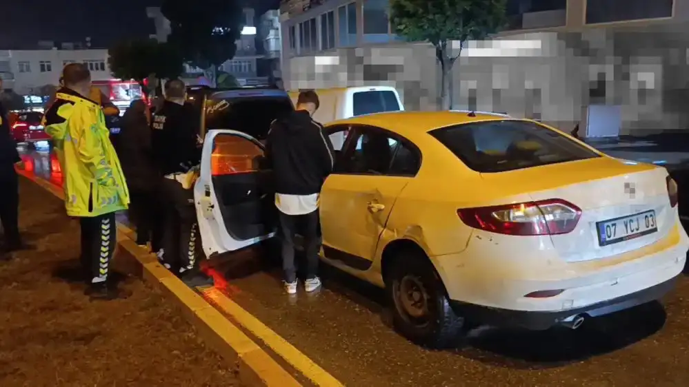 manavgatta-kirmizi-isikta-bekleyen-araca-carpti-ehliyetsiz-surucu-cezadan-kacamadi