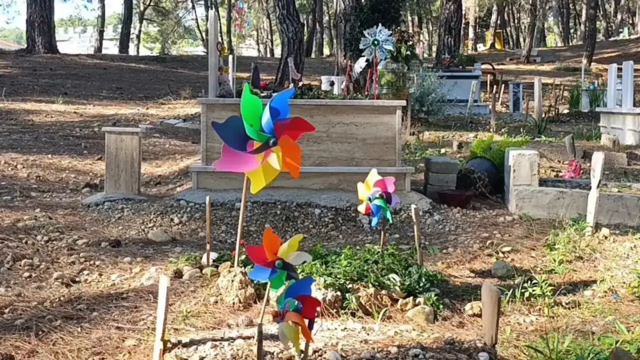 manavgatta-yurek-sizlatan-goruntu-bebek-mezarlari-oyuncaklarla-suslu