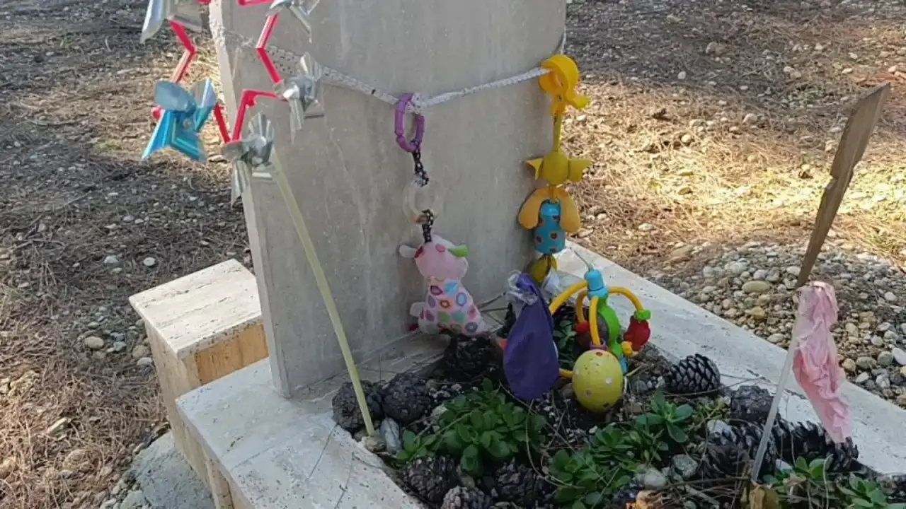 manavgatta-yurek-sizlatan-goruntu-bebek-mezarlari-oyuncaklarla-suslu