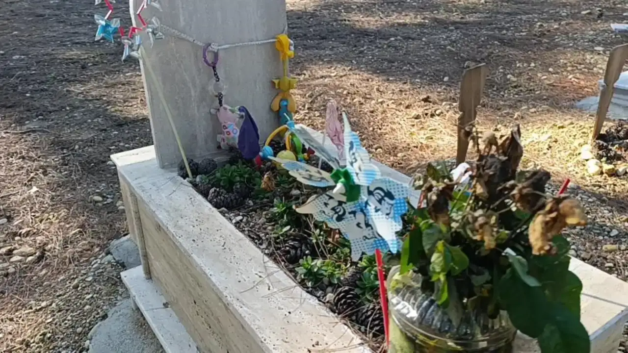 manavgatta-yurek-sizlatan-goruntu-bebek-mezarlari-oyuncaklarla-suslu