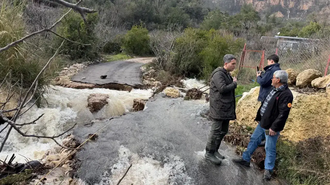 bucakta-koyler-sel-ve-taskinlarla-mucadele-ediyor