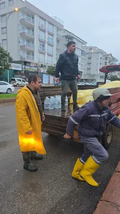 dosemealtida-selin-ardindan-dayanisma-seferberligi-traktorle-ulasti-temel-gida-dagitti