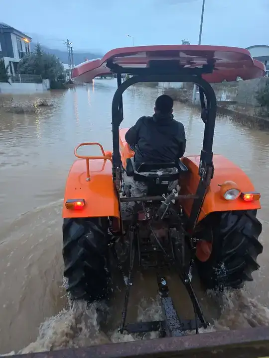dosemealtida-selin-ardindan-dayanisma-seferberligi-traktorle-ulasti-temel-gida-dagitti