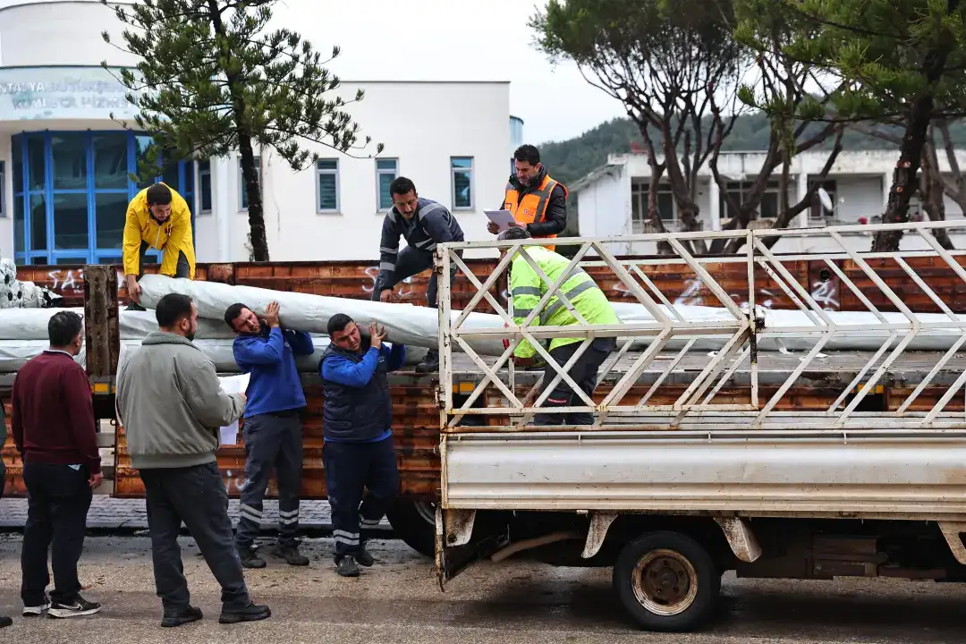 hortumdan-zarar-goren-ureticiye-sera-naylonu-destegi