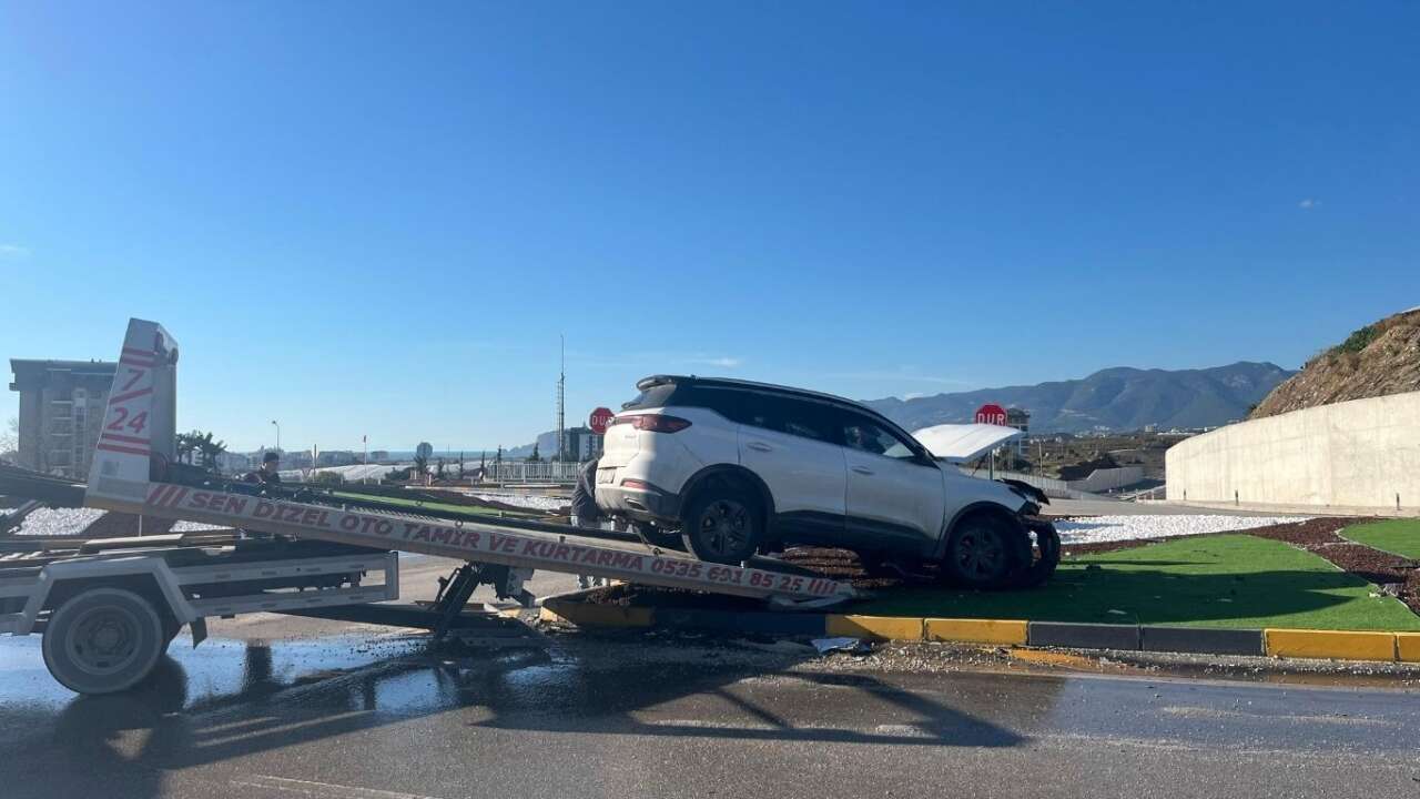 alanyada-suv-ile-otomobil-carpisti-3-yarali