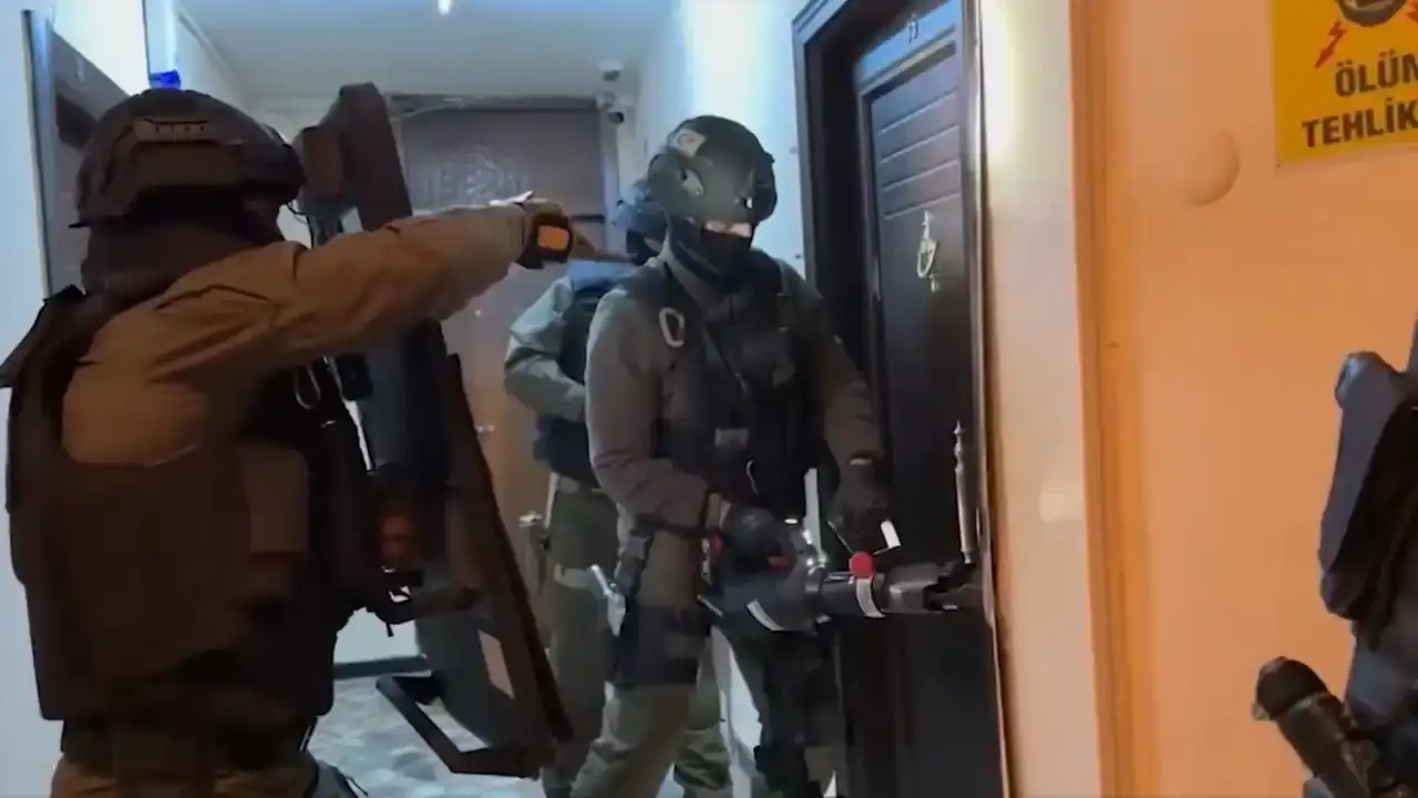 antalya-dahil-22-ilde-teror-operasyonu-96-supheli-gozaltina-alindi