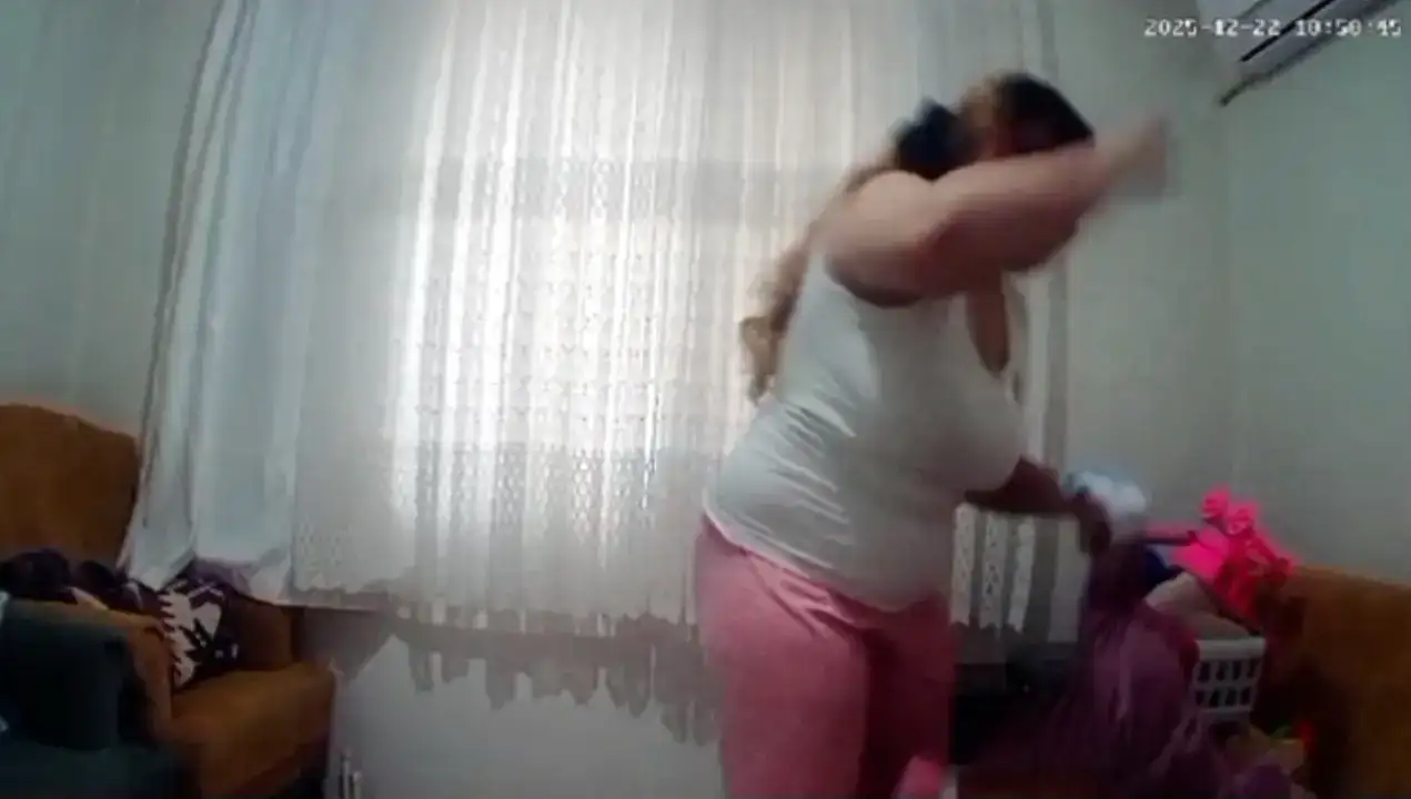 antalyada-1-yasindaki-bebegine-siddet-uygulayan-anne-bir-kez-vurdum