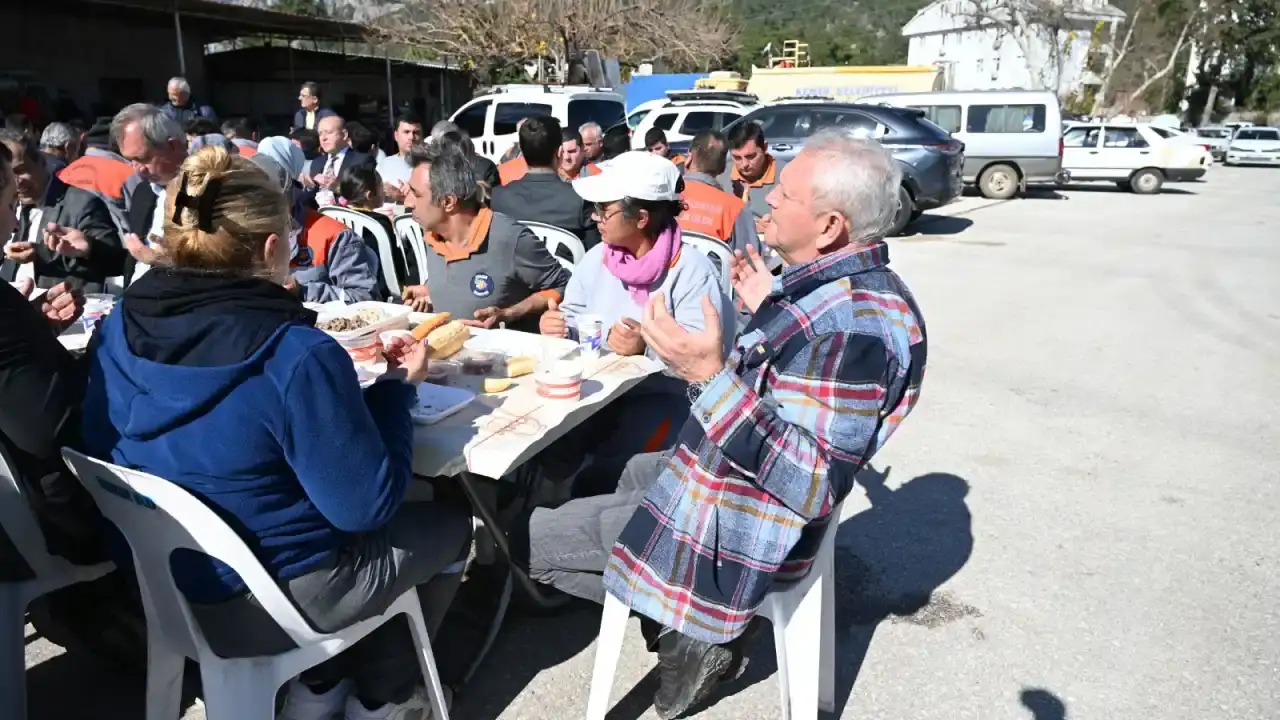 baskan-yardimcisi-gulden-personele-anlamli-yemek