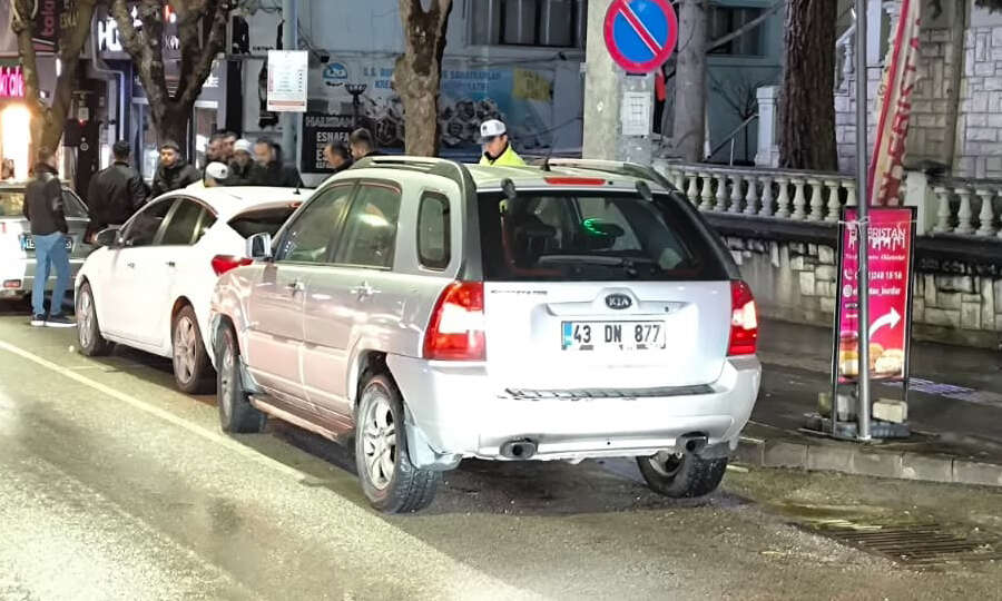 burdurda-direksiyonda-fenalasan-surucu-ortaligi-birbirine-katti