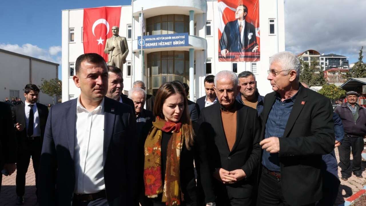 chp-antalyadan-afet-bolgesindeki-ciftcilere-sera-naylonu-destegi