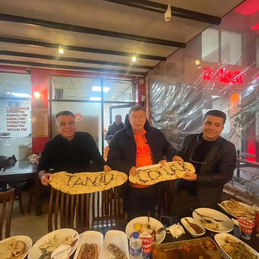 efsane-futbolcu-tanju-colak-harran-pideyi-ziyaret-etti