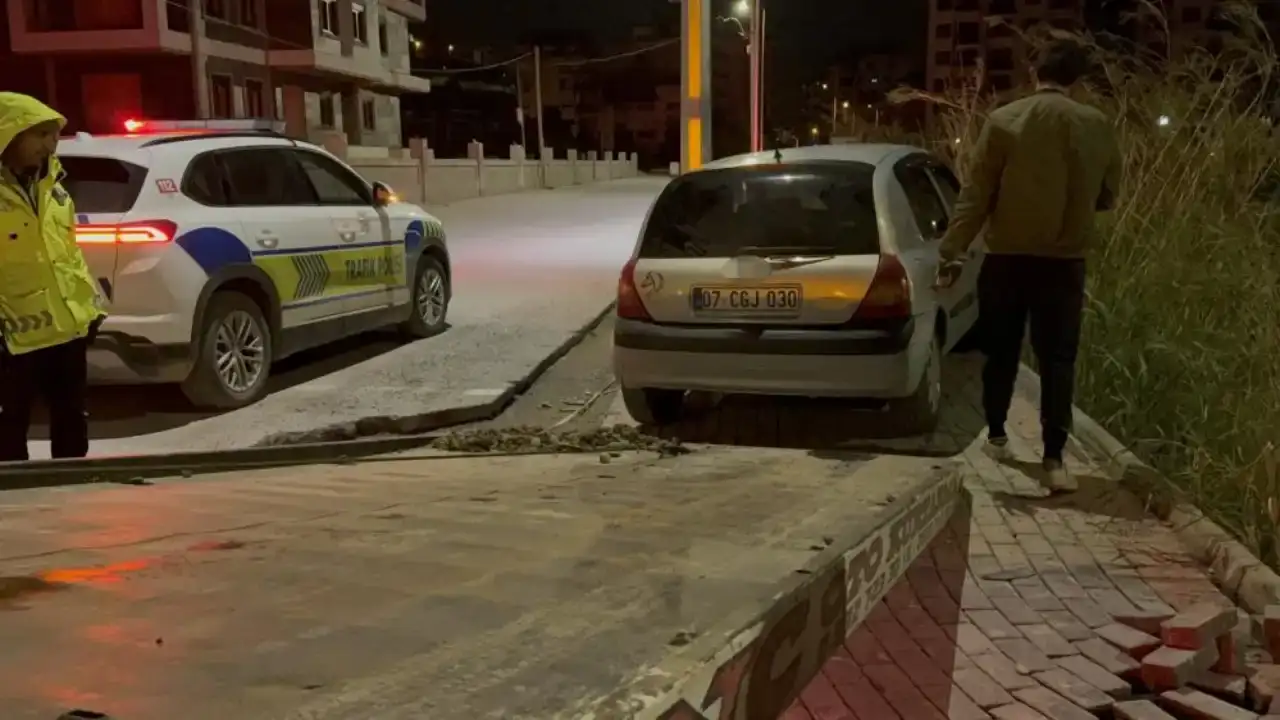 gazipasada-bicakli-kavga-sonrasi-film-gibi-kacis-kacan-supheliler-kaza-yapti