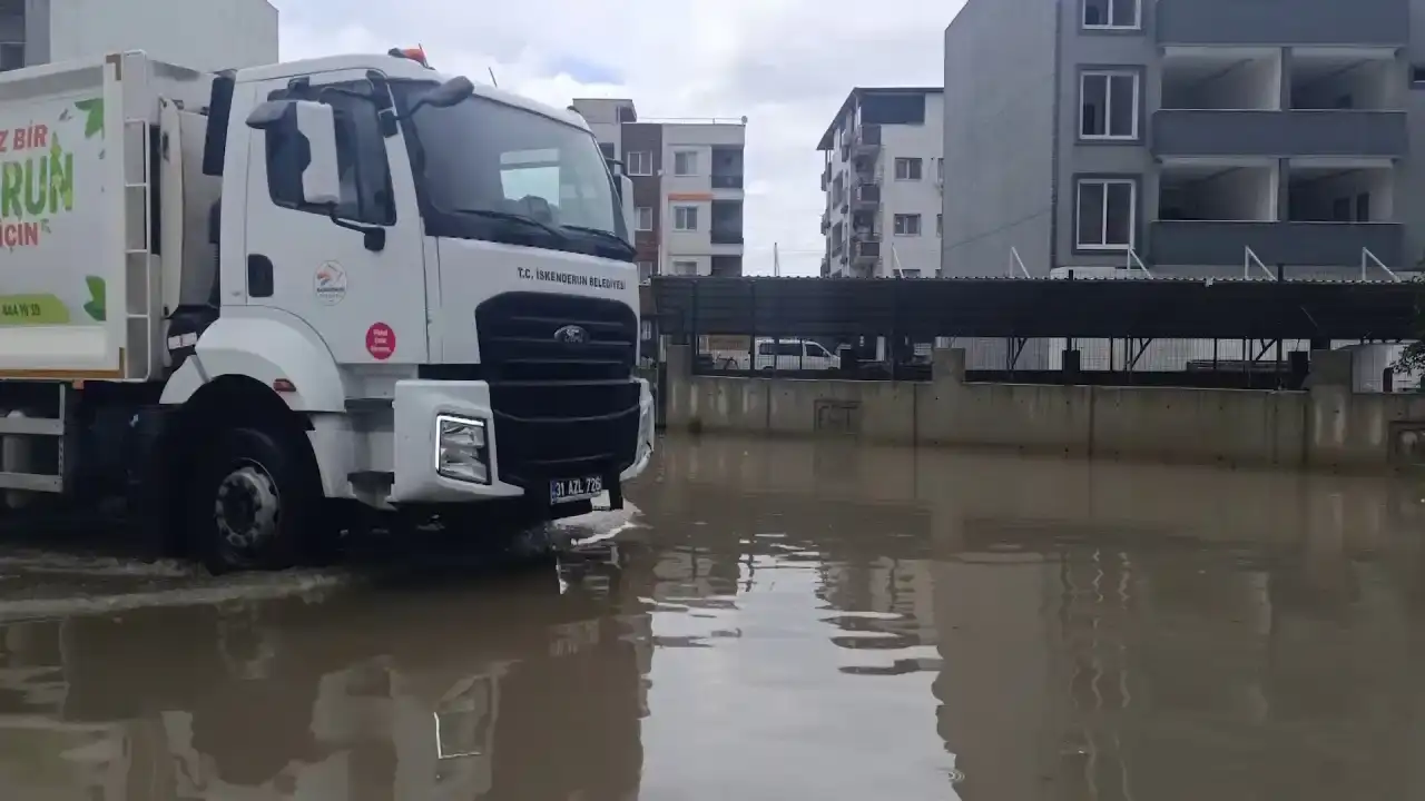 iskenderunda-saganak-esareti-universiteli-hocasina-seslendi