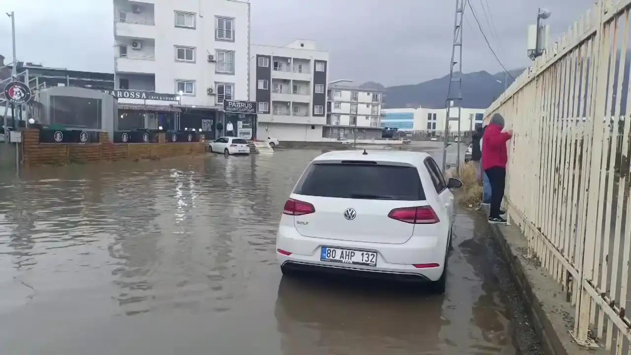 iskenderunda-saganak-esareti-universiteli-hocasina-seslendi