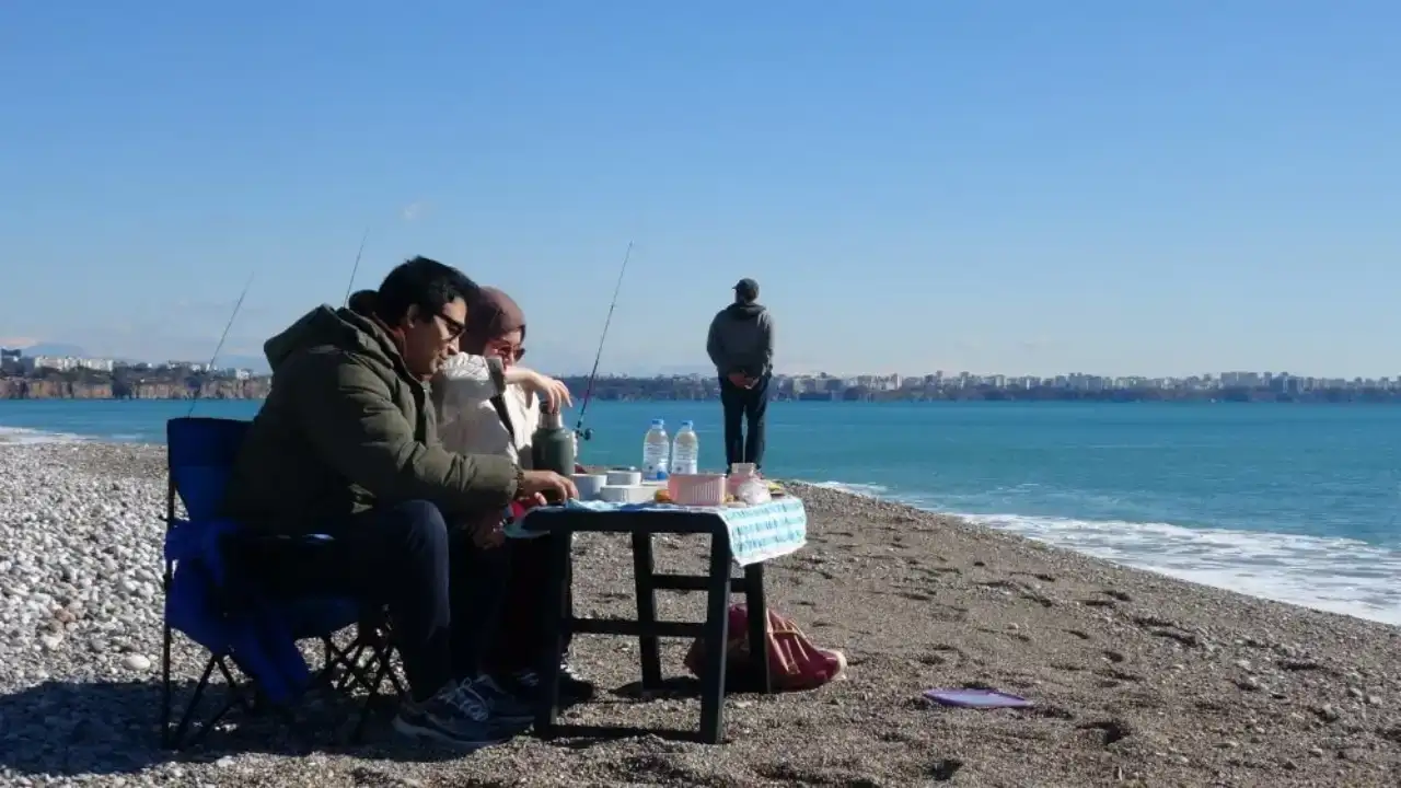 karli-daglarin-esliginde-vatandaslar-konyaalti-sahilinde-denize-girdi