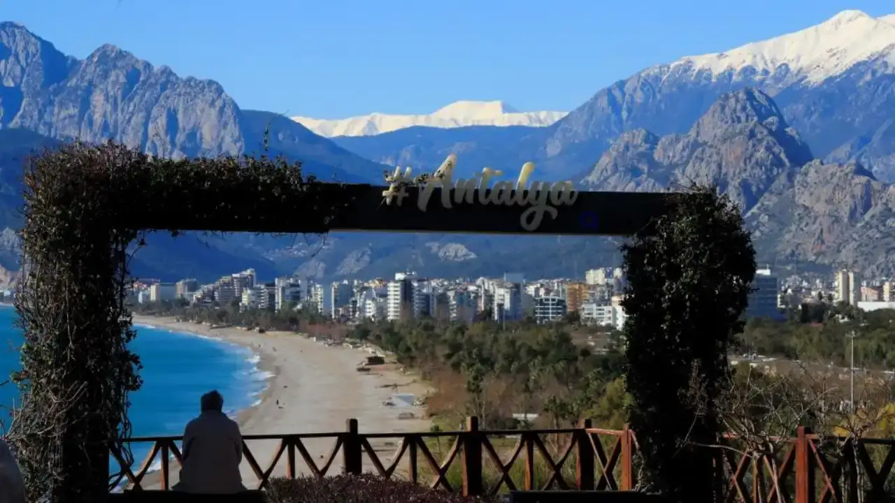 karli-daglarin-esliginde-vatandaslar-konyaalti-sahilinde-denize-girdi