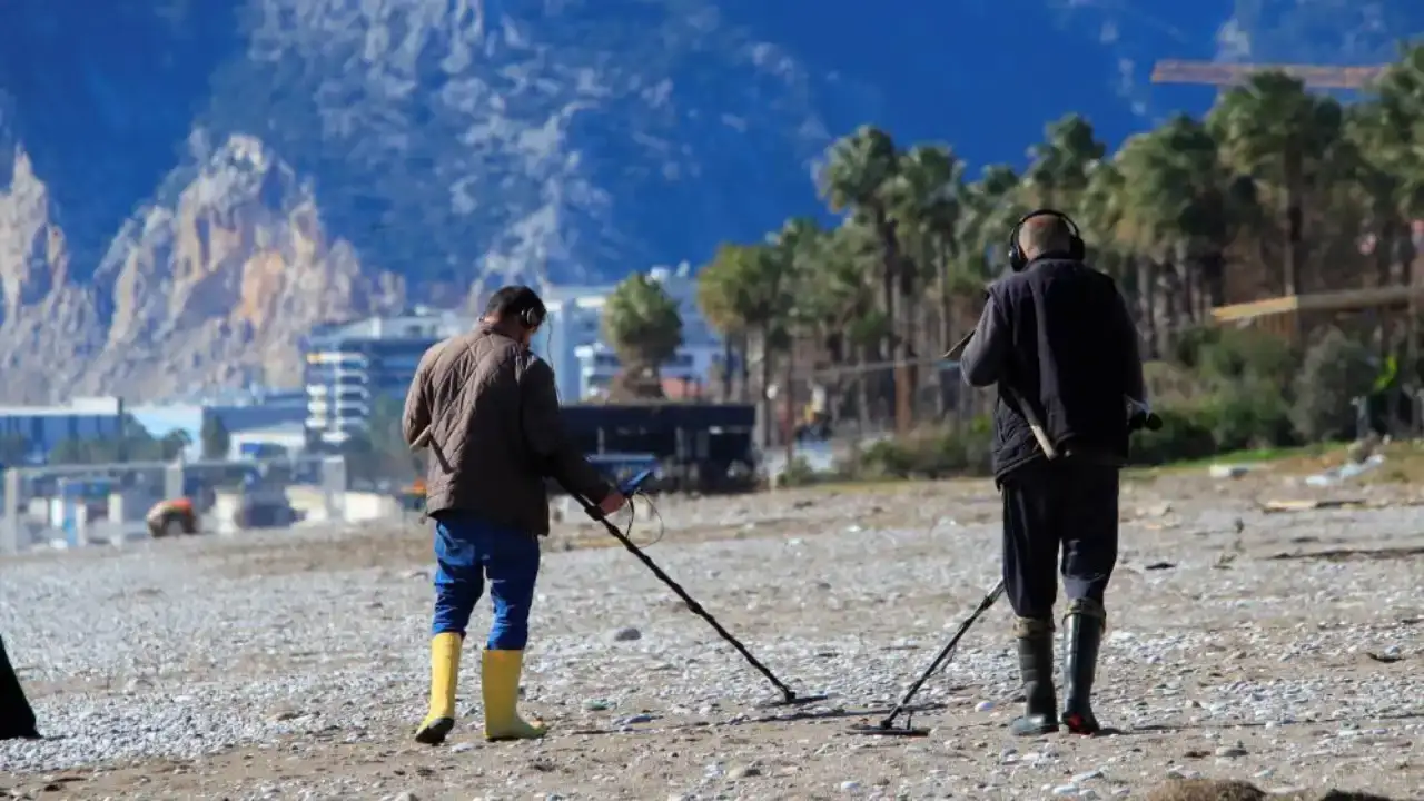 karli-daglarin-esliginde-vatandaslar-konyaalti-sahilinde-denize-girdi