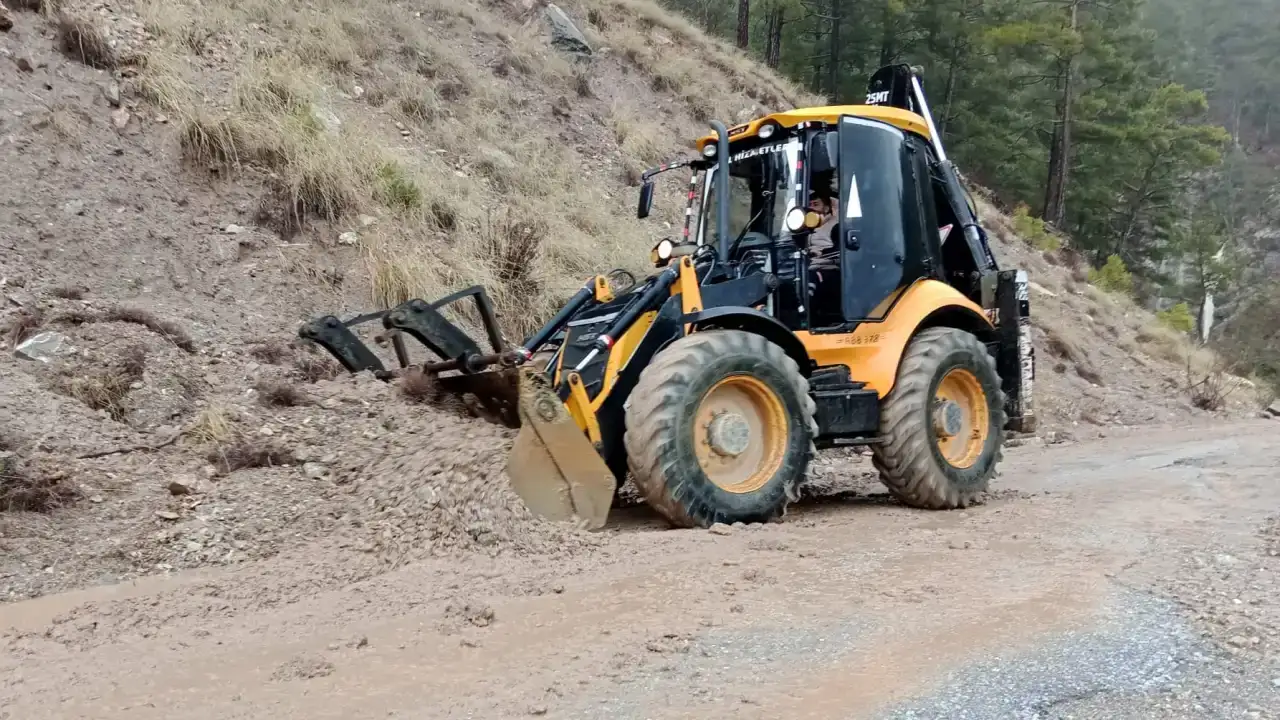 yagis-alanyayi-felc-etti-ekipler-gece-gunduz-calismalarini-surduruyor