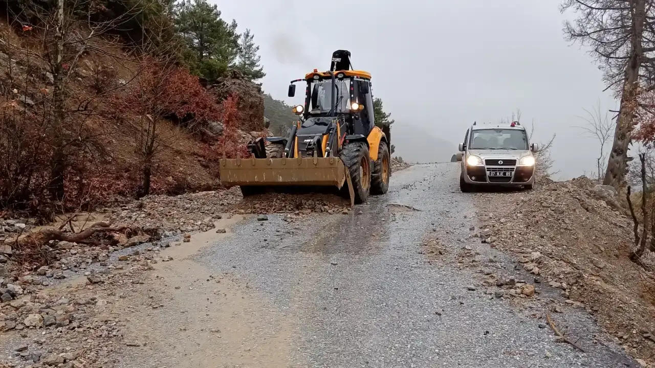 yagis-alanyayi-felc-etti-ekipler-gece-gunduz-calismalarini-surduruyor