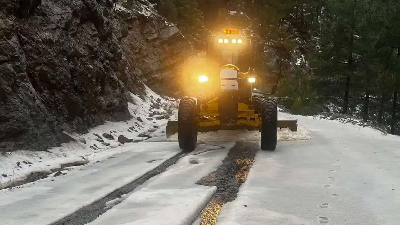 yagis-alanyayi-felc-etti-ekipler-gece-gunduz-calismalarini-surduruyor