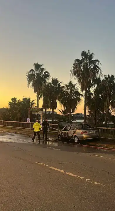 alanyada-trafik-kazasi-otomobil-alev-topuna-dondu