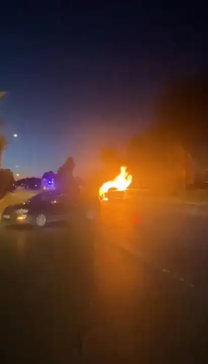 alanyada-trafik-kazasi-otomobil-alev-topuna-dondu