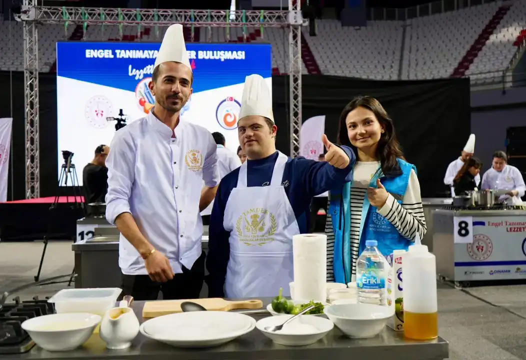 antalyada-engel-tanimayan-sefler-mutfakta-bulustu