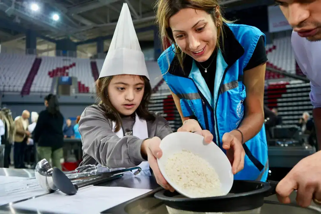 antalyada-engel-tanimayan-sefler-mutfakta-bulustu