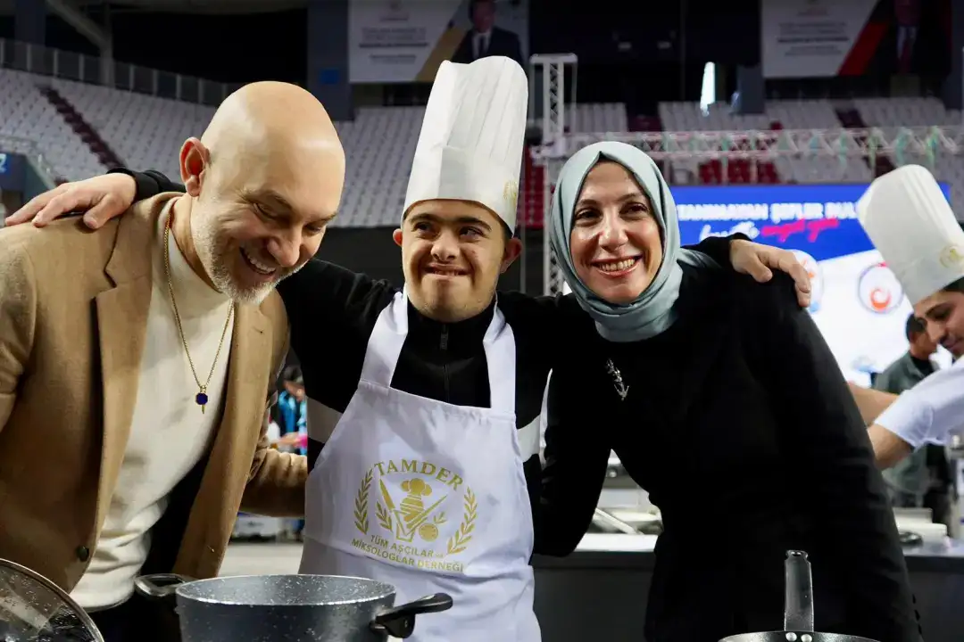 antalyada-engel-tanimayan-sefler-mutfakta-bulustu