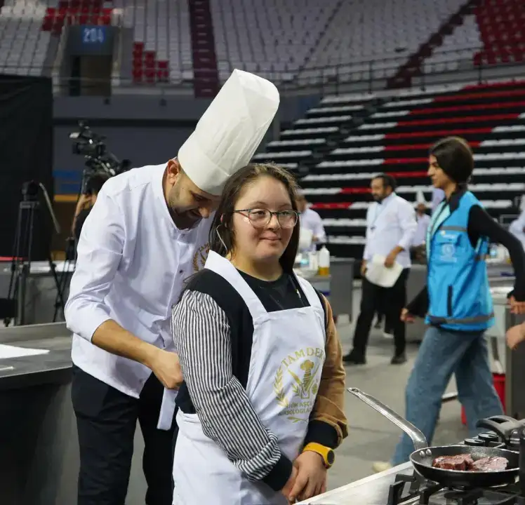 antalyada-engel-tanimayan-sefler-mutfakta-bulustu