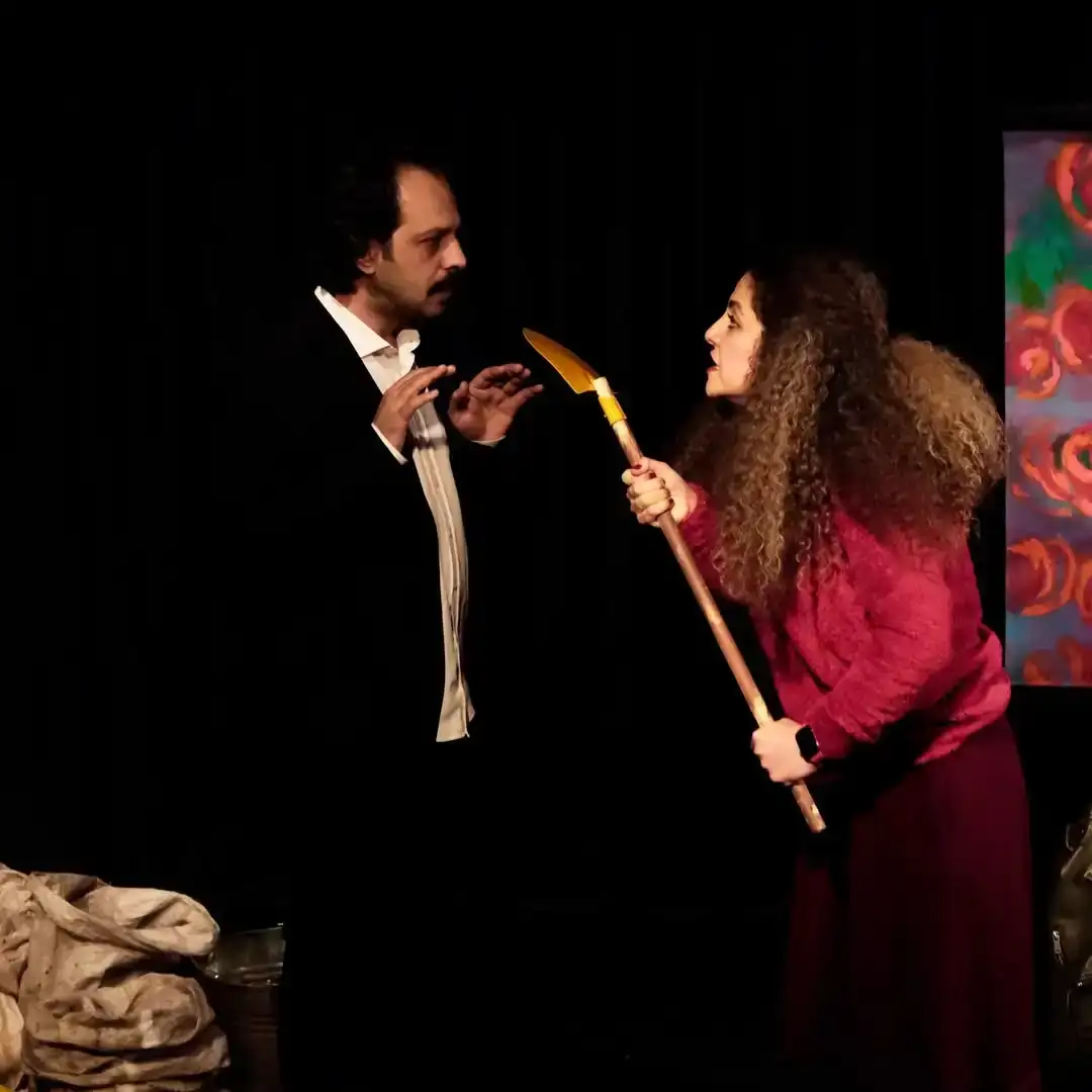 gercegin-pesinde-olan-gazeteciyi-anlatan-adimi-soylemeyin-lutfen-antalyada-sahne-aliyor