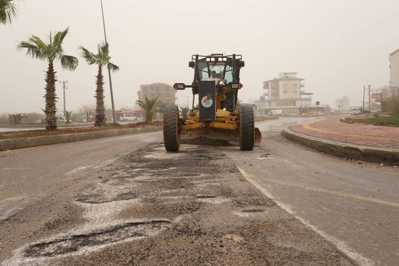 kepez-yollarinda-yagmur-mesaisi-ekipler-gece-boyu-sahada