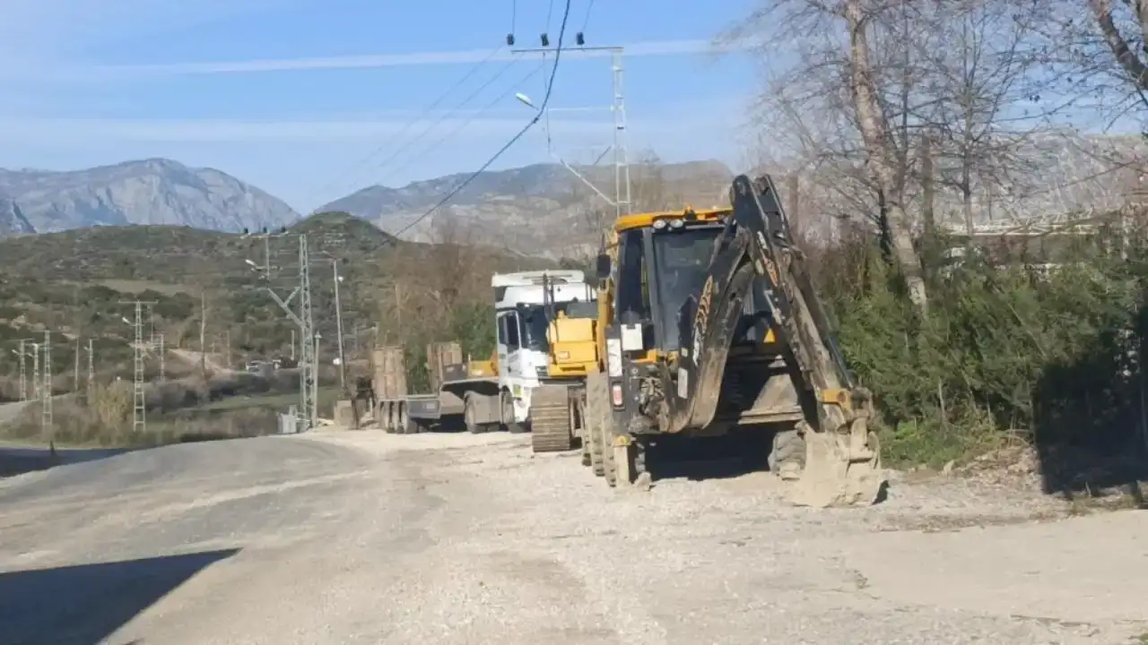 manavgatta-tehlike-sacan-dev-kaya-yoldan-kaldirildi