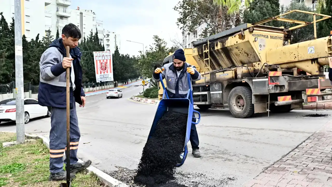 muratpasada-siddetli-yagis-sonrasi-yollara-bakim-uygulandi