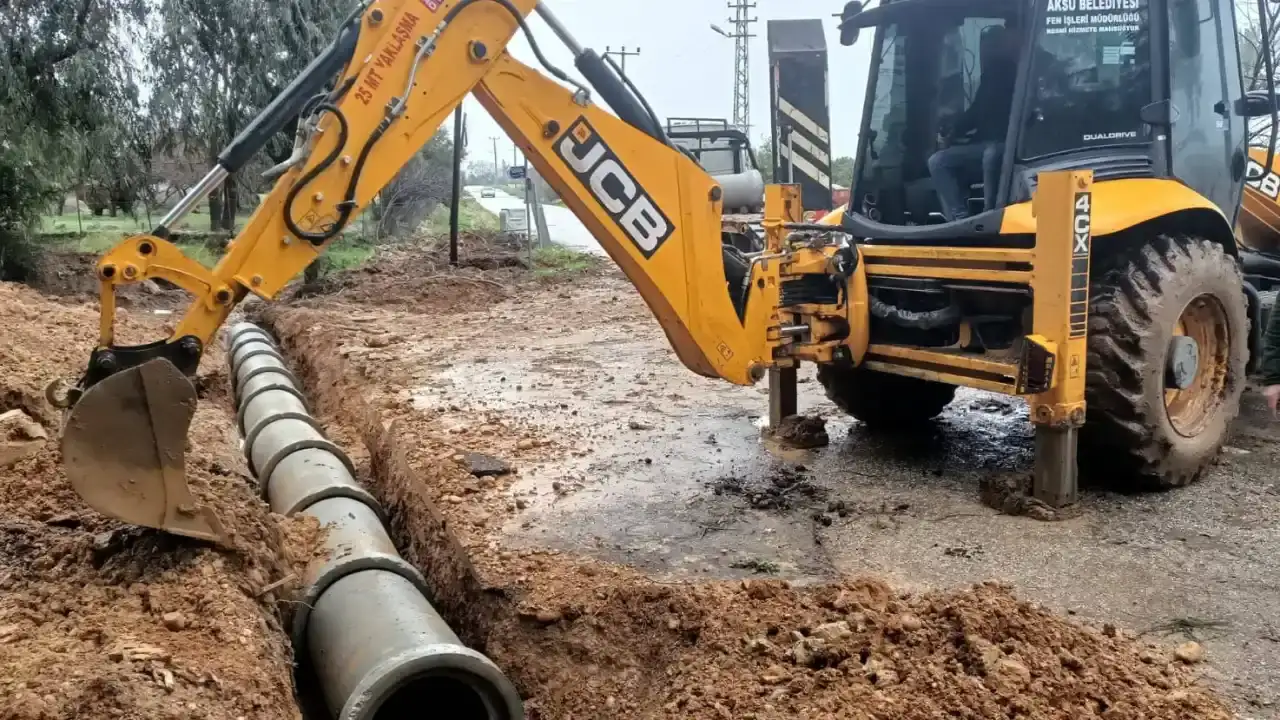 aksuda-siddetli-yagis-sonrasinda-altyapi-mesaisi