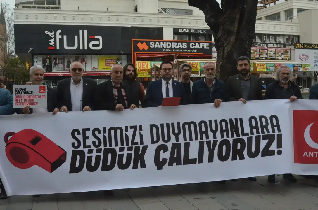 antalya-saadet-partisinden-duduklu-eylem-enkaz-altinda-kalmak-istemiyoruz